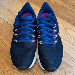 Nike ZOOM running sneaker Like New - worn a few
